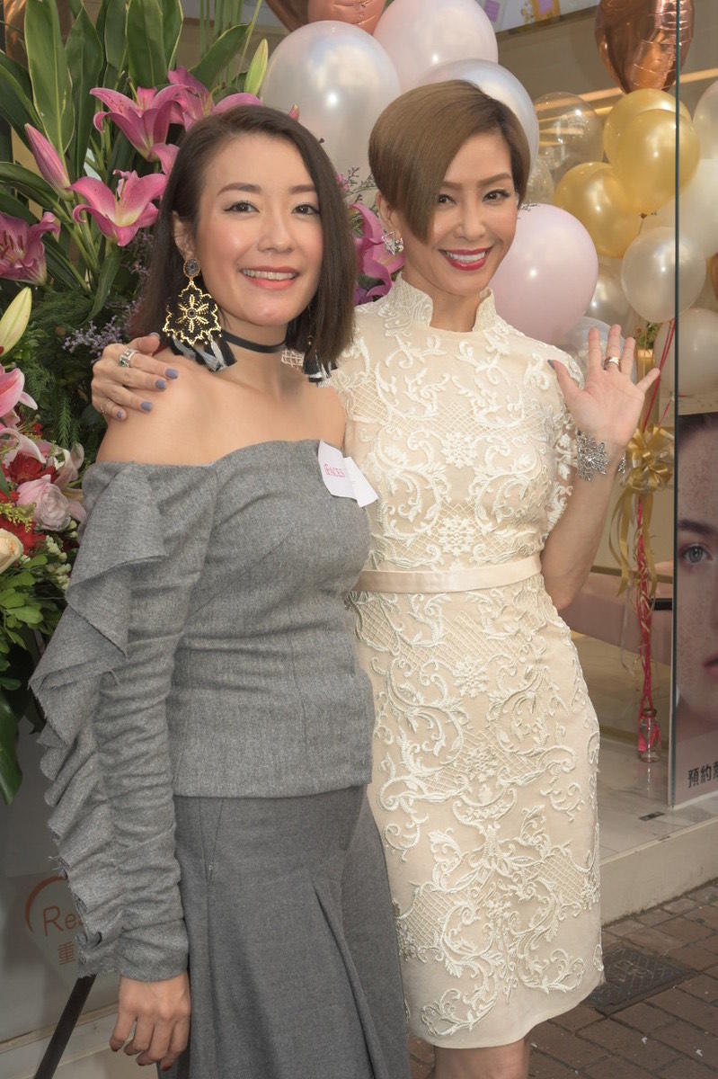 伍咏薇黑色裙子,伍咏薇穿彩条裙