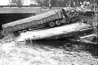 大车把桥压塌,大货车把桥压塌了怎么办