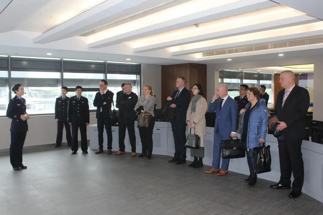 上海铁警全员待命,上海铁警坚守岗位图片