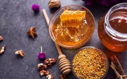 千万别乱吃！该吃蜂王浆还是该吃蜂胶，大有讲究