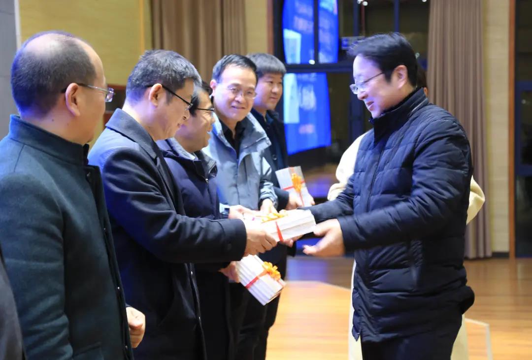 做卓越的教育管理者高记平向咸阳彩虹学校领导、中层管理干部赠书