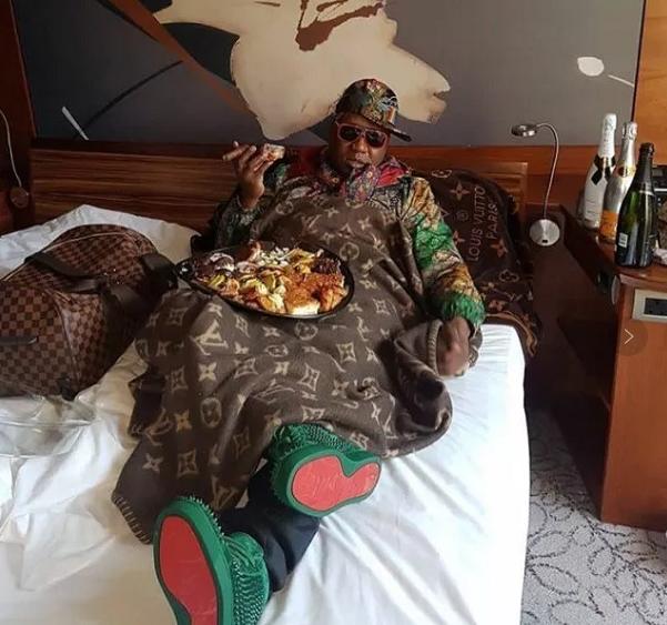 国外富二代圣诞集体炫富：私人飞机只是入门水平，奢侈品堆满全身