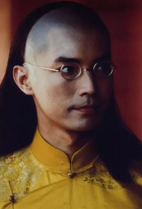 溥仪为什么戴眼镜,末代皇帝溥仪为什么滚白布