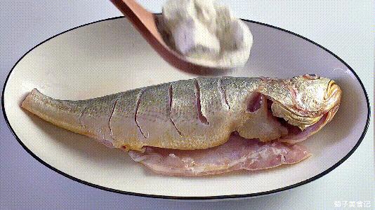 怎么样红烧鱼比较不腥又好吃,红烧鱼如何做到入味不破皮