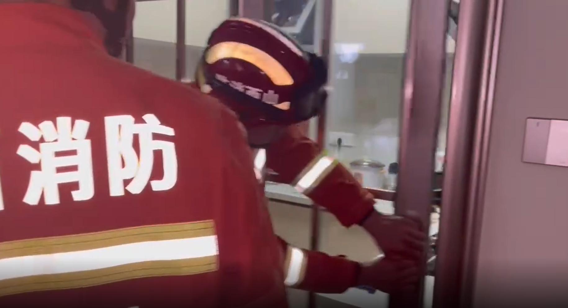 燃气灶有汤溢出就打不开了,电煨汤炉打不打开风门