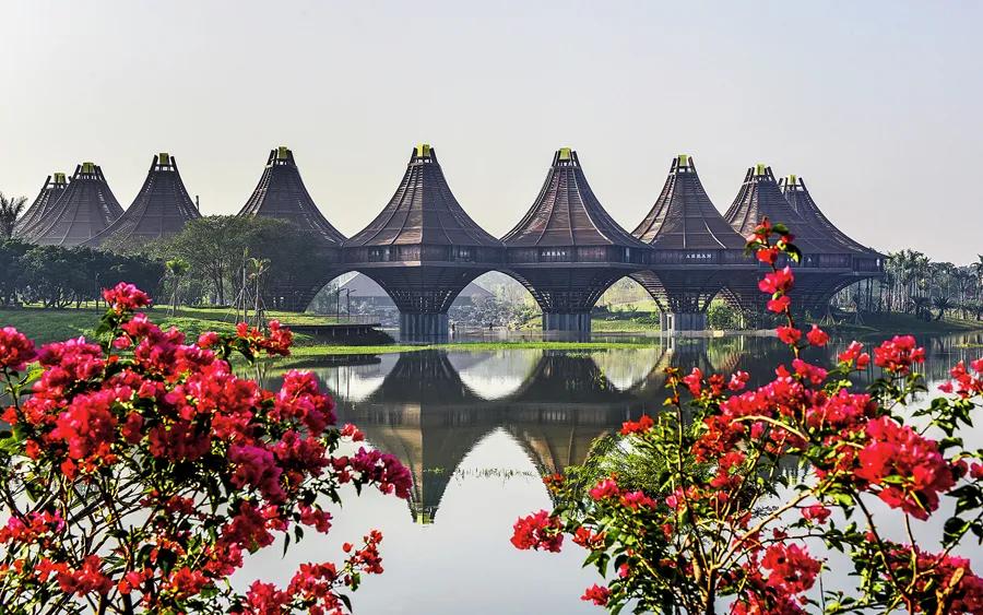 涓涓细流汇聚成浩瀚的大海,涓涓细流汇聚成海英语