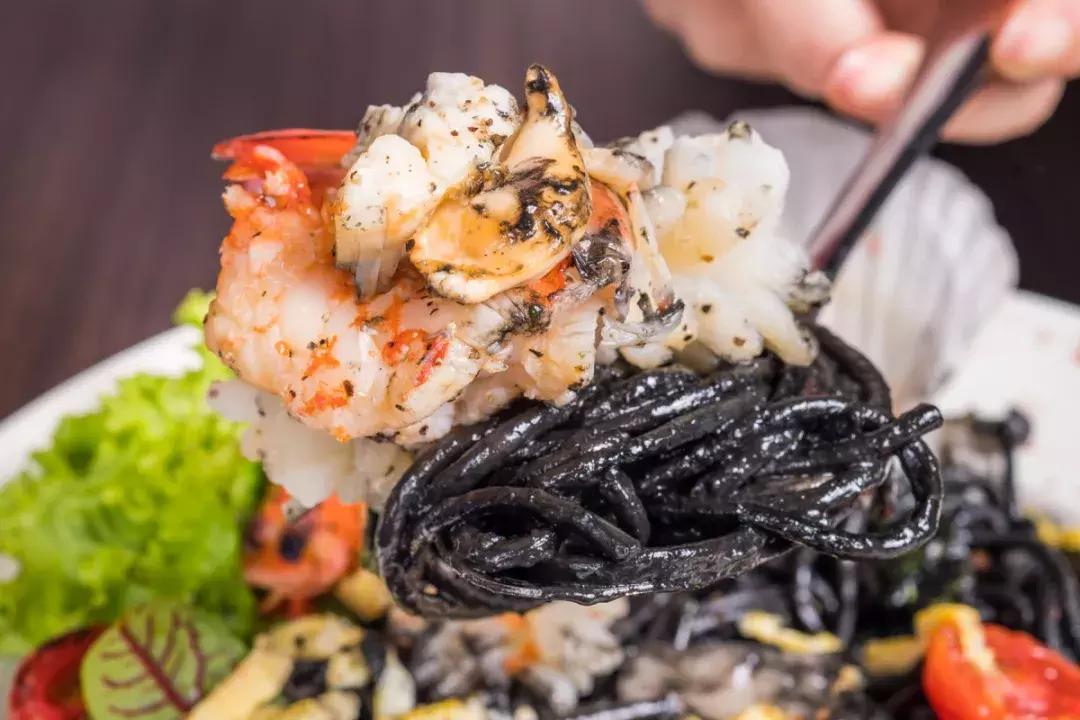 外滩惊现天价「奶盖雪蟹」，比宝马还贵