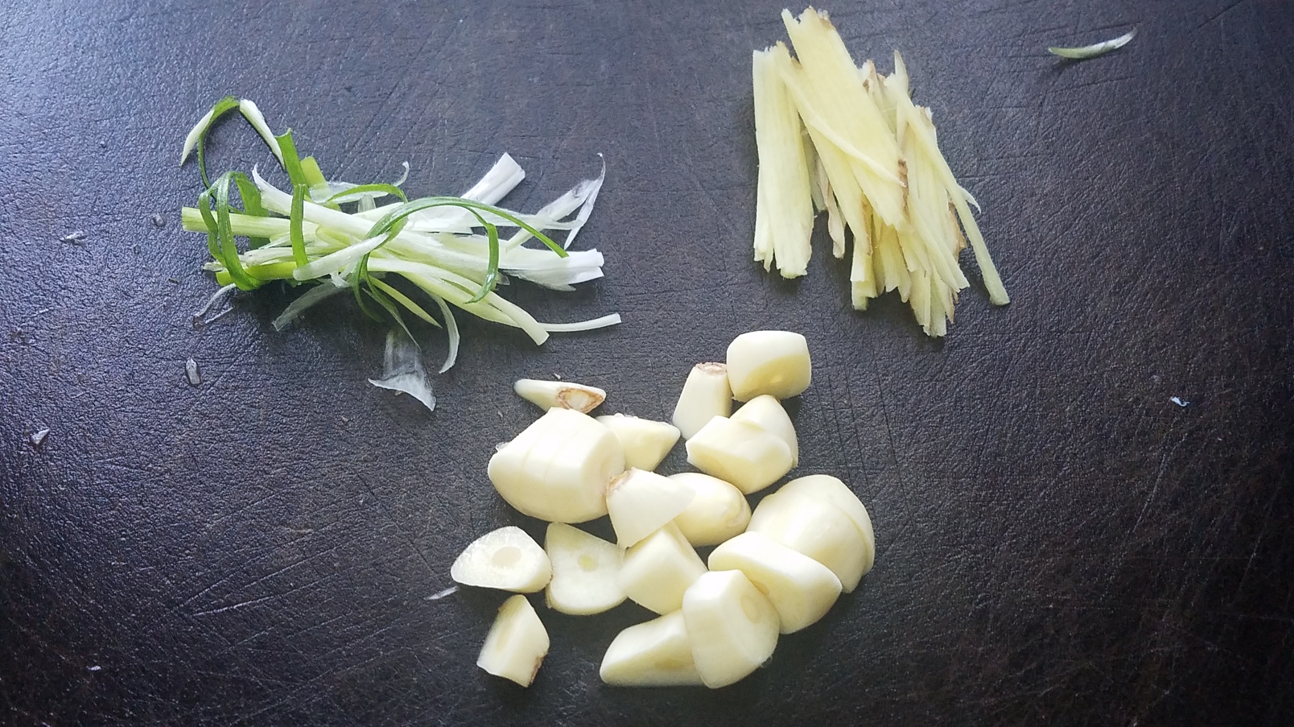 怎么炖草鱼好吃又简单家常做法,草鱼怎么炖好吃又简单家常做法