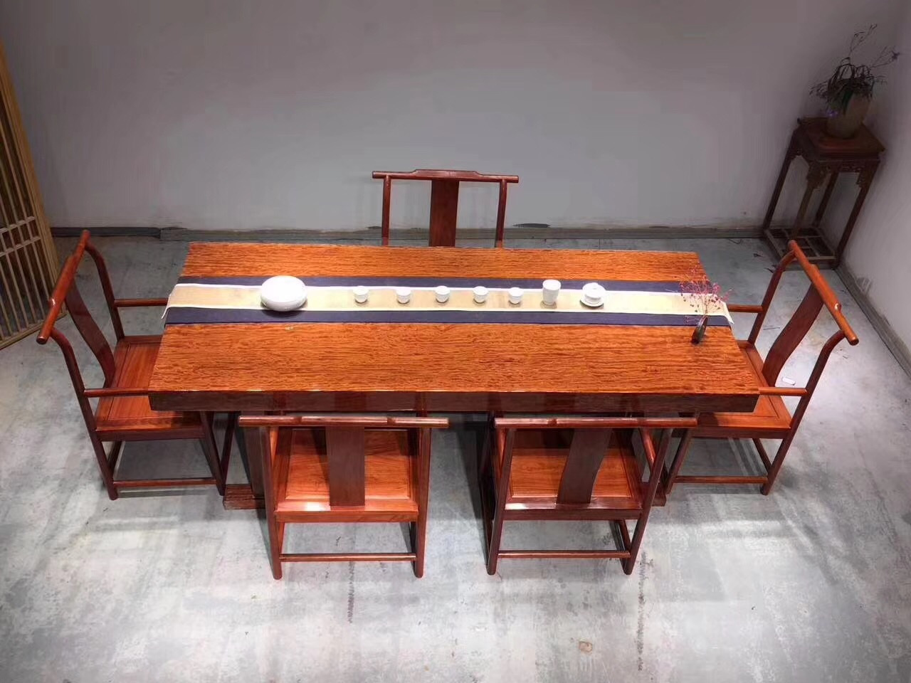 暗访河北天价大板生产基地，原木全是非洲烂木，富豪还抢着来买