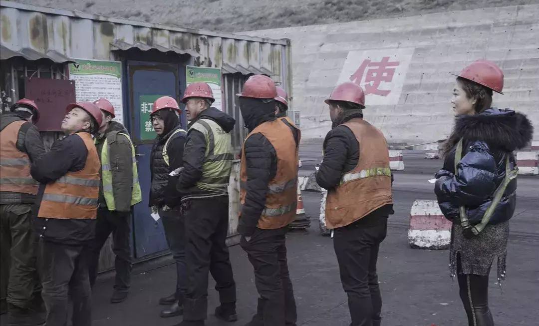 东北女子带娃开重卡替前夫还债,东北女欠款50万开重卡被央视表扬