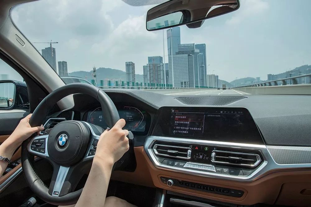 宝马新3系320和325哪个更值得买,试驾最新宝马3系