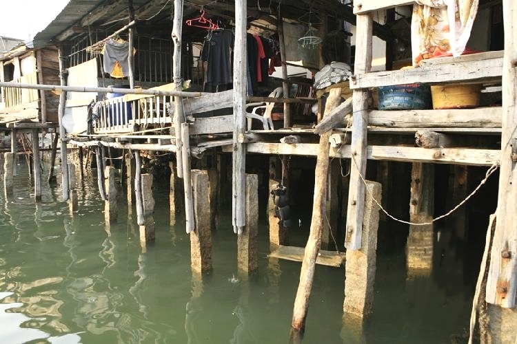 以船为家在水上生活漂泊不定,以船为家的疍家人