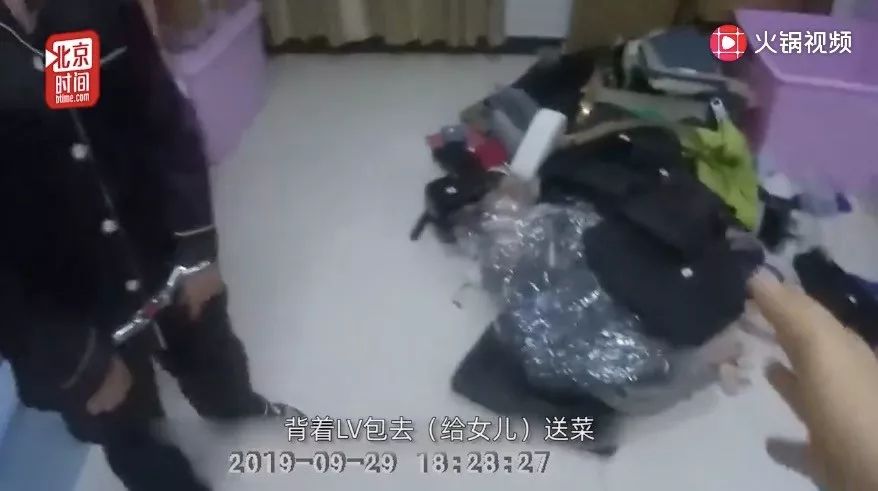 老太用奢侈品包装菜装肉，结果她闺女被抓了……