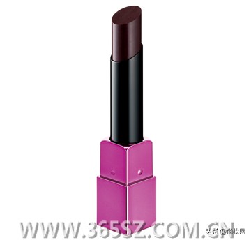 百花盛开的季节让花瓣的颜色飞上双唇