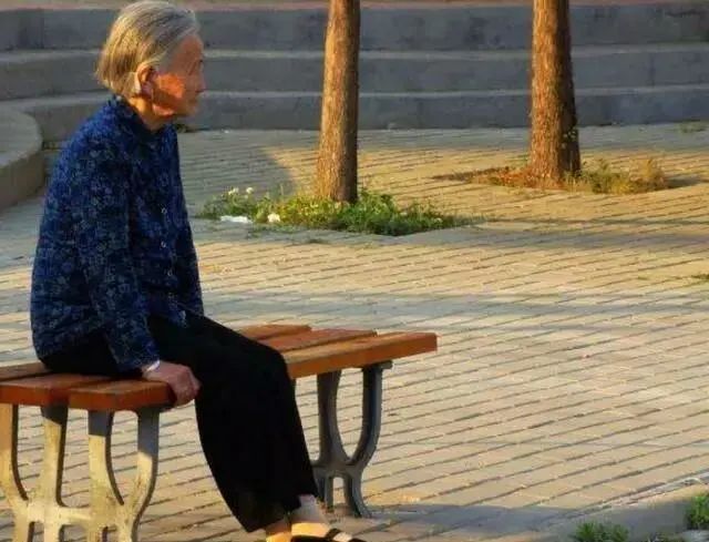 传统家庭式养老受到挑战,晚年养老模式