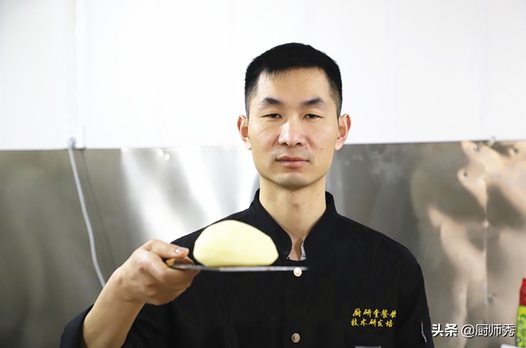 大厨教你:厨房常用的12种刀法,切什么菜用什么刀法,太详细了