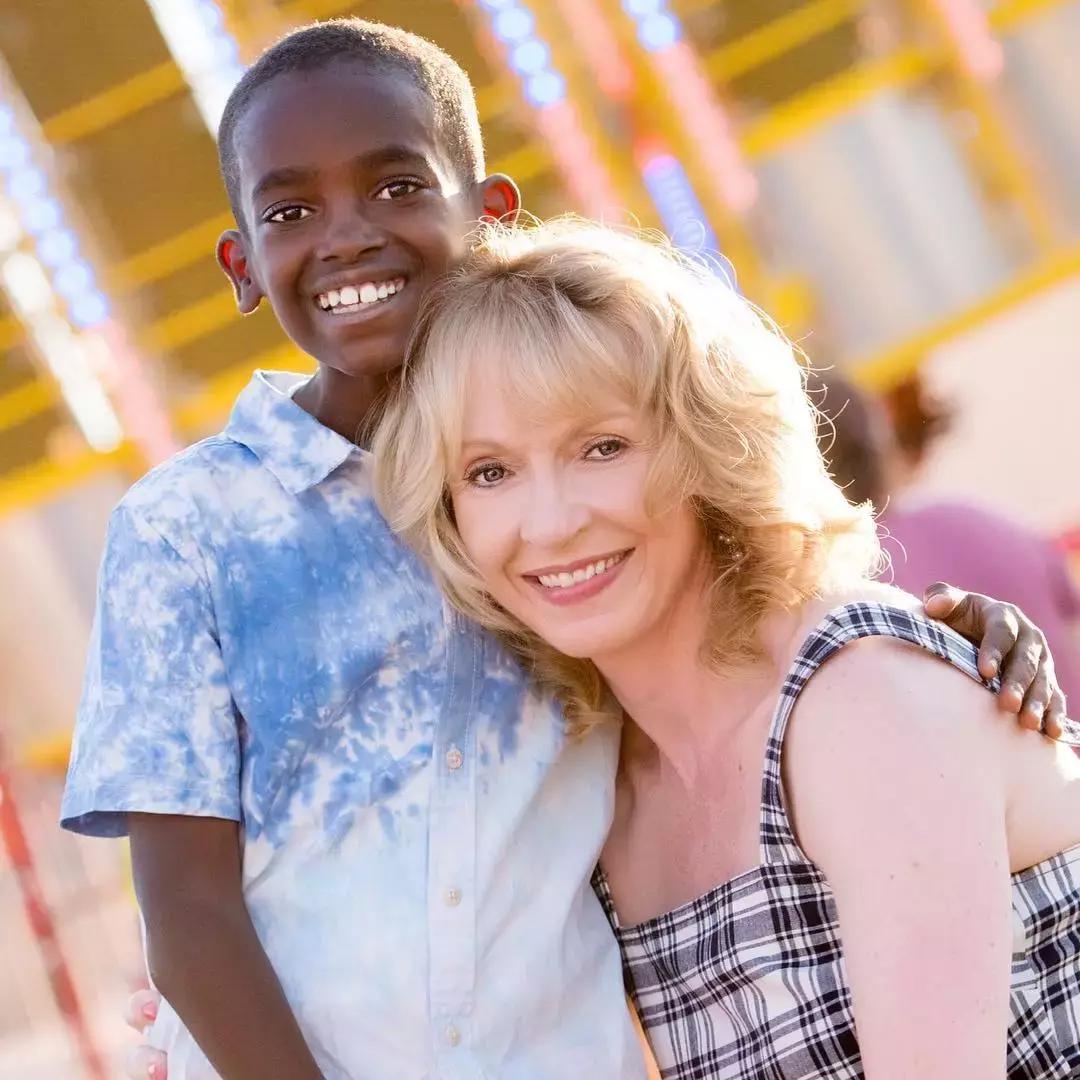 他是非洲弃婴，5岁用钩针，逆袭成美国“全民偶像”，狂吸19万粉