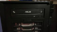 现在的机箱只能装一个机械硬盘,侧透机箱能装光驱