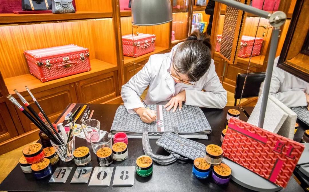 用“沉默”代言的rapper时尚爱物，“人间种草机”王菲超爱背的包