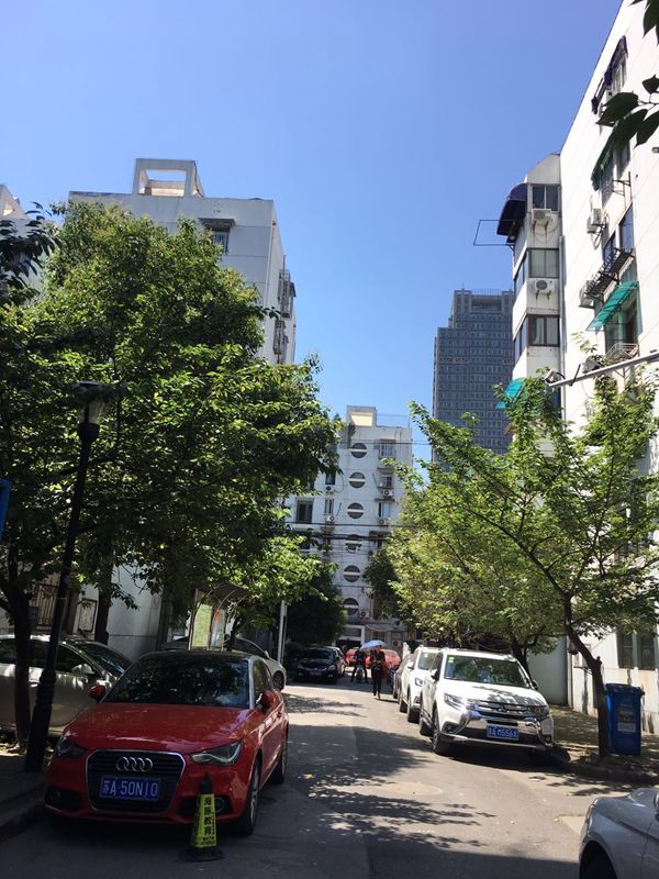 一路之隔房价相差8万多,一路之隔的房价相差几十万