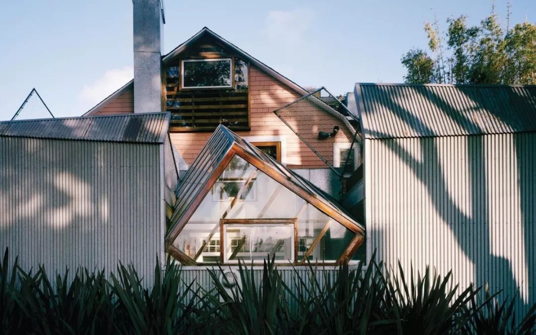 LV韩国开新店上热搜，网友：怎么这么丑？设计师：我乱来的