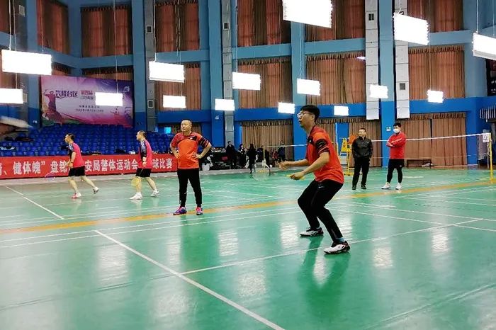 市公安局*党**委副书记、副局长周战威，市公安局*党**委委员、政治部主任吴卫红出席全市公安机关警体运动会闭幕式