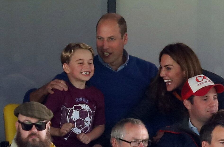 威廉王子表情凝重,威廉崩溃表情包动图