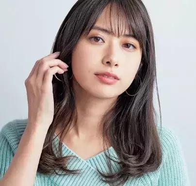 剪了个新刘海后，美颜滤镜我都删了