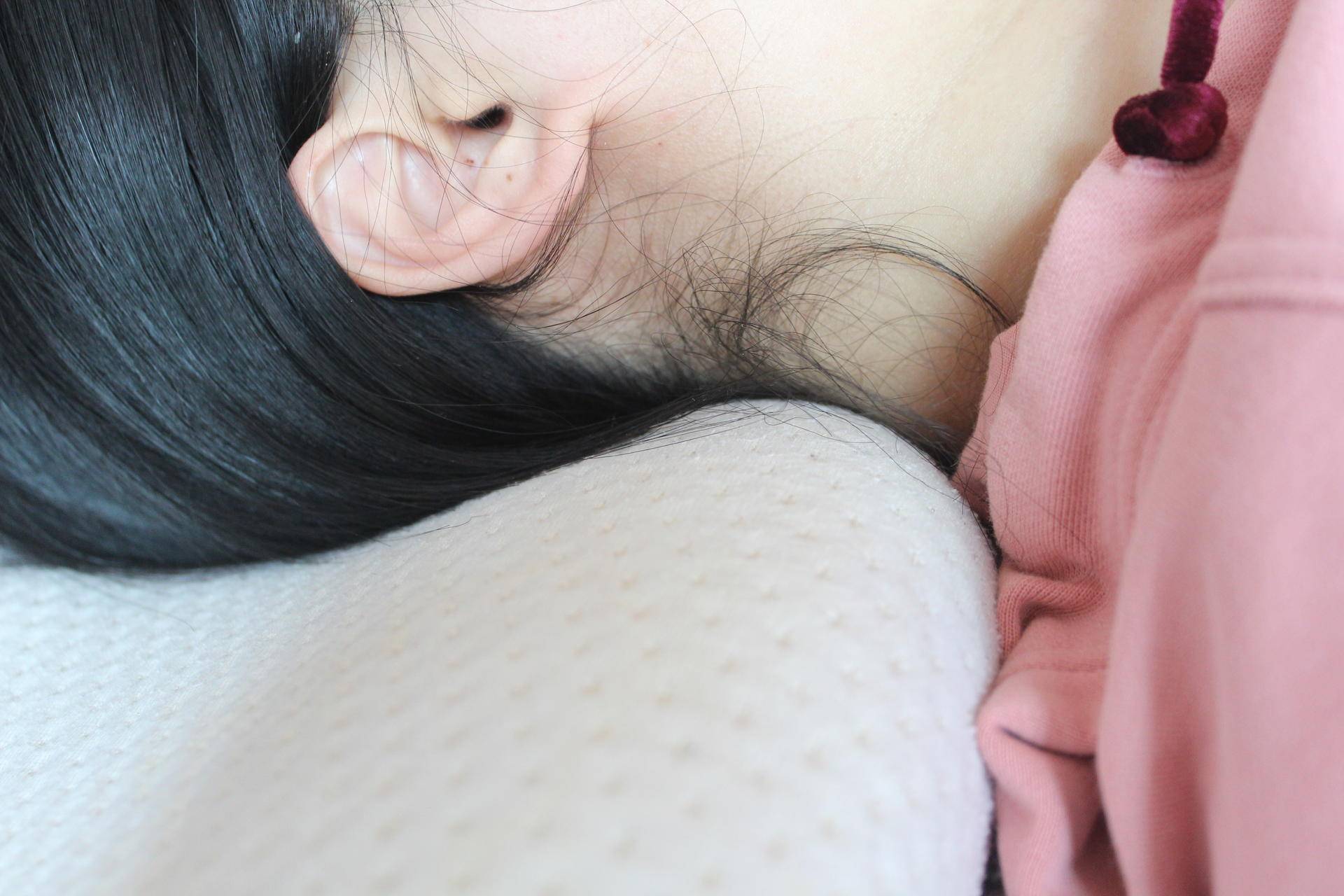 俗话说高枕无忧枕头是越高越好吗,枕头选什么材质的睡得舒服又健康