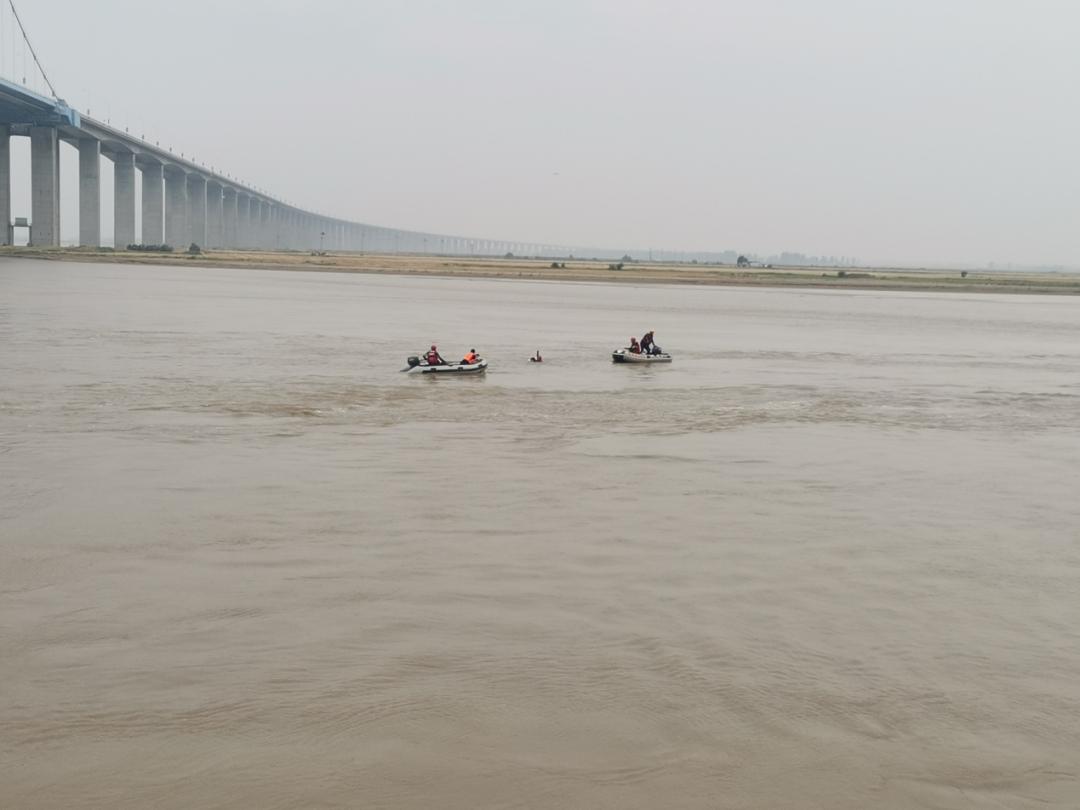 紧急营救隧道坍塌,桃花峪大桥救人