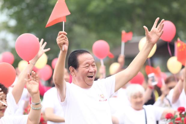 首届恩爱九九金婚银婚庆典草坪婚礼隆重举行