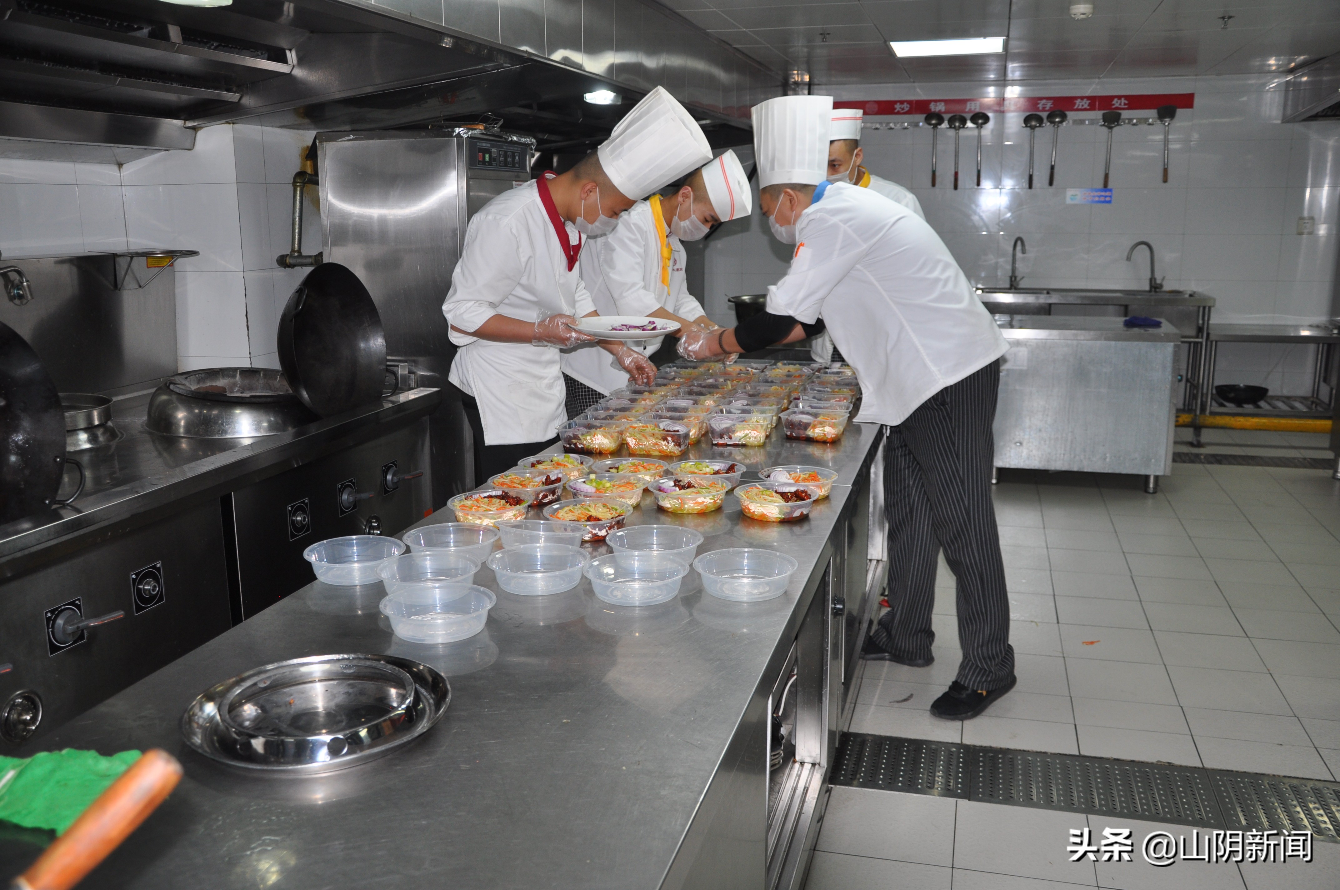 疫情防控一线的送餐员,为一线疫情防控送餐