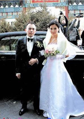 王珂做生意疑亏12亿，再加上父亲去世，刘涛深夜发博引人心疼