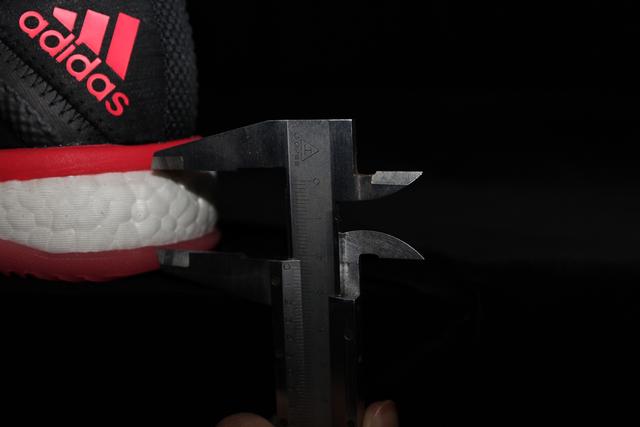 穿上就不想再脱的Q弹，阿迪达斯羽毛球鞋评测