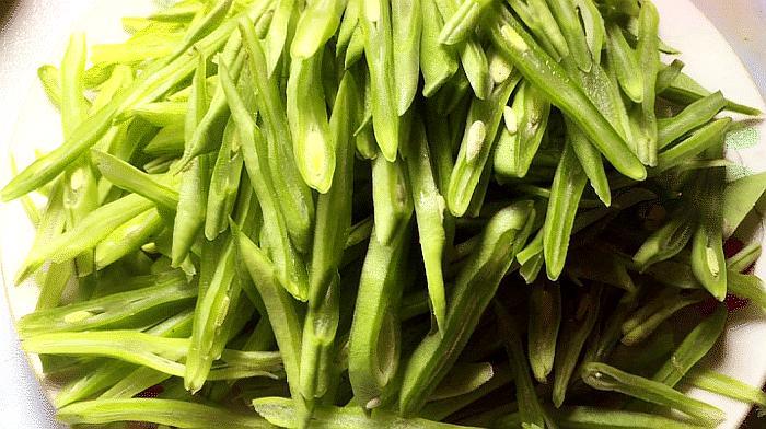 20年大厨说漏嘴，芸豆炒肉丝时，芸豆最忌直接炒，难怪不入味发黑
