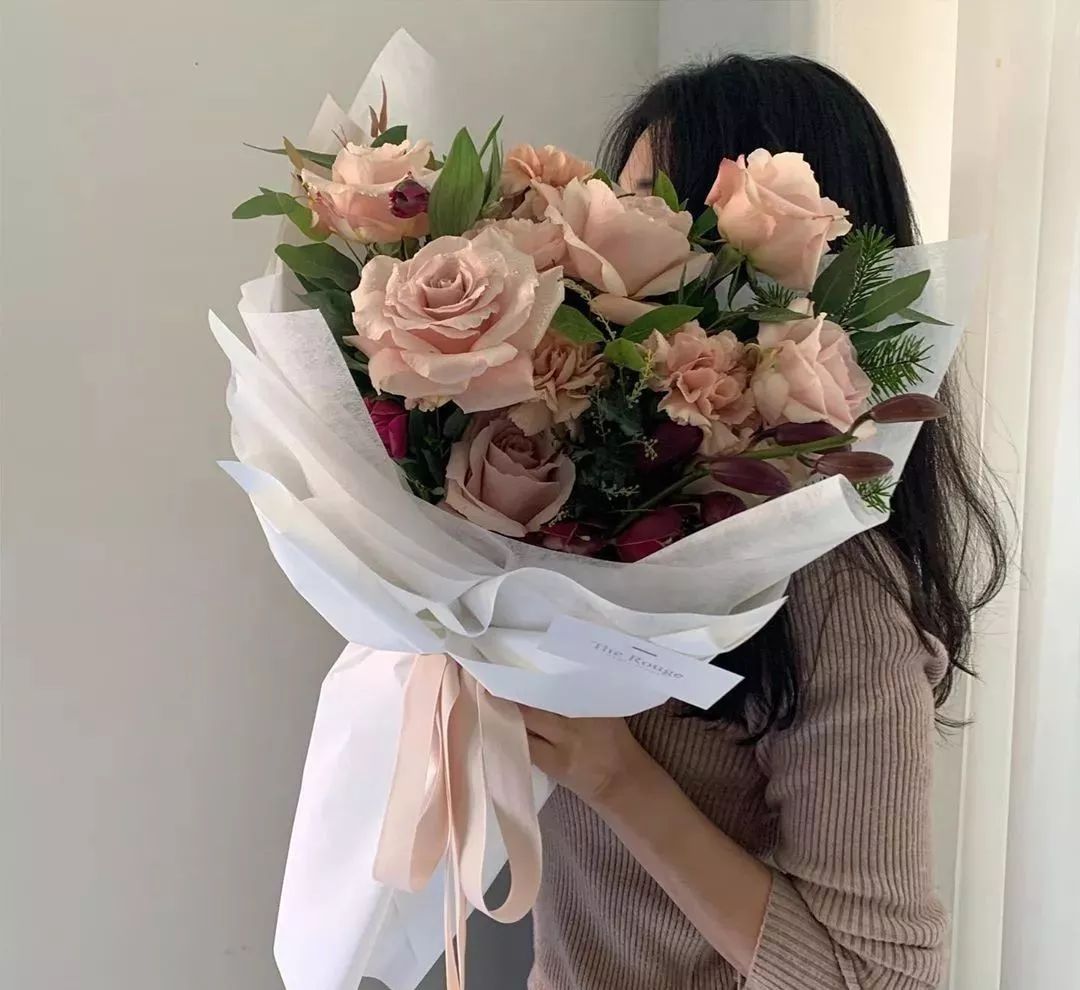 鲜花店日常换水整理花材,花要不要经常换水