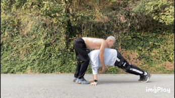 中国街头健身大神炫技,小伙花式健身惊呆路人