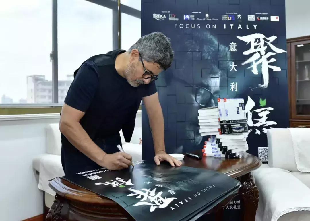 意大利导演保罗杰诺威赛,聚焦演讲视频