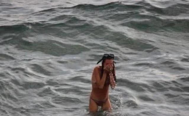 孕妈海里游泳顺便生了个娃,这位妈妈勇气让网友佩服:未来的海王