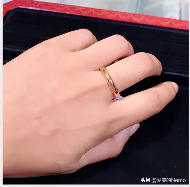 结婚给女方买的三金离婚时怎么算,结婚买三金一般是男方还是女方买