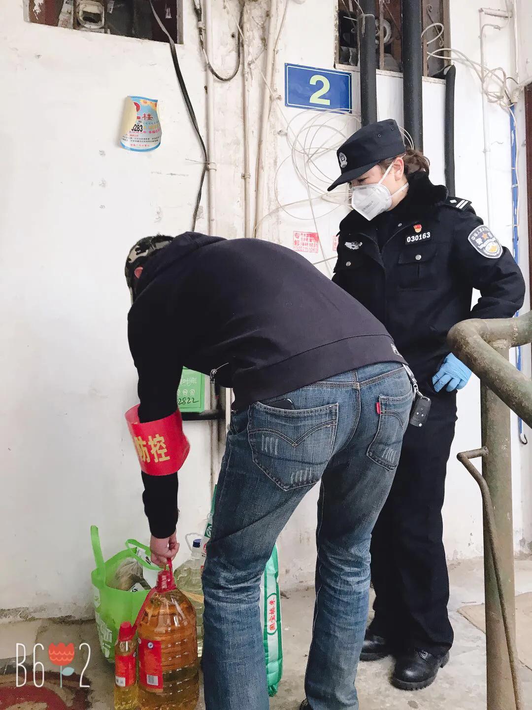 小区物业的女管家,小区门口女管家