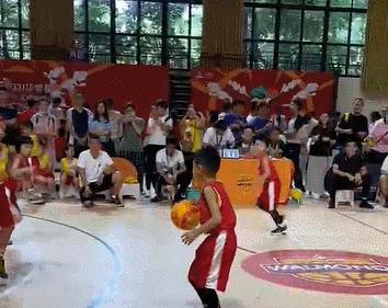 6岁女孩打篮球惊艳全场外网评论,6岁女孩篮球赛场上惊艳全场