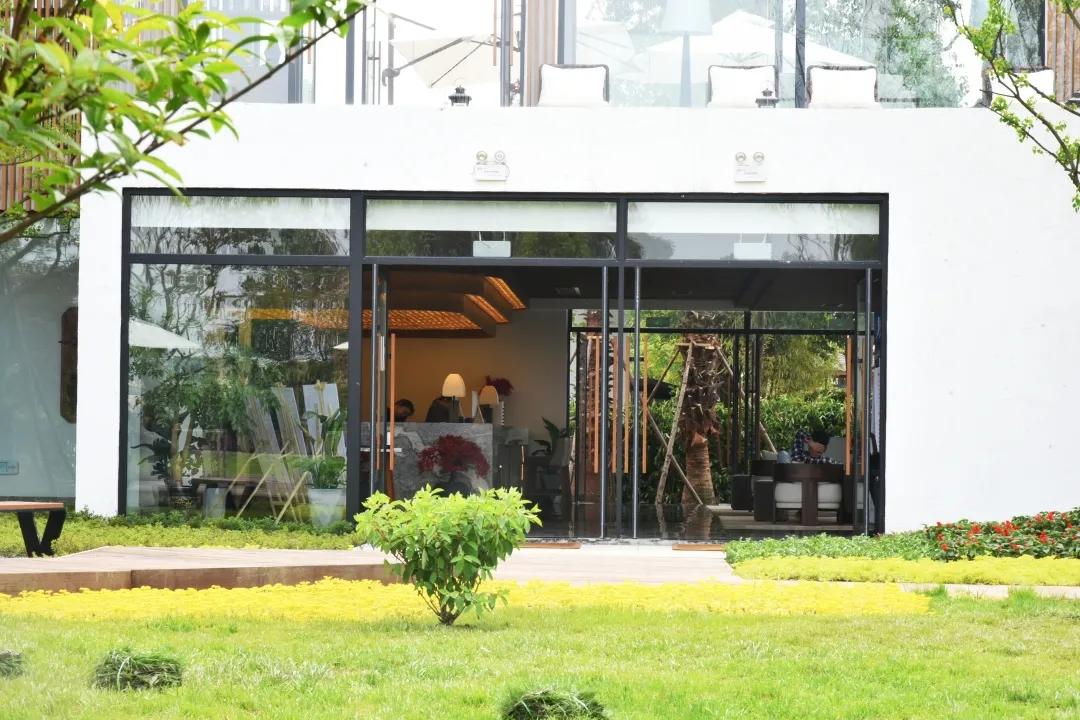 「觅趣小镇新都·原舍绿茵」湖畔泳池，畅玩斑竹园足球音乐小镇