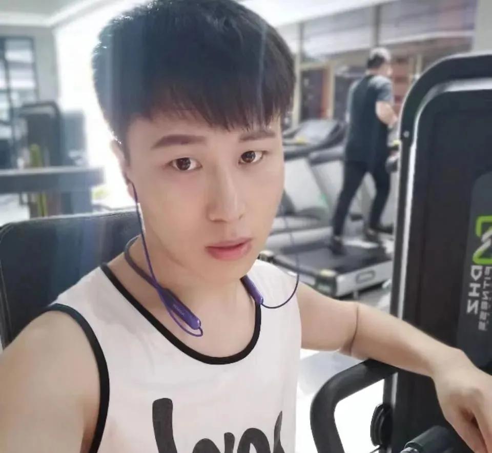 85后农村小伙辍学打工后又考上大学，他的化妆品男士专供