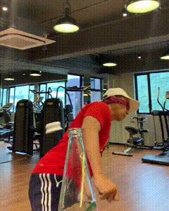 全世界都在挑战瓶盖，但请小心你的韧带