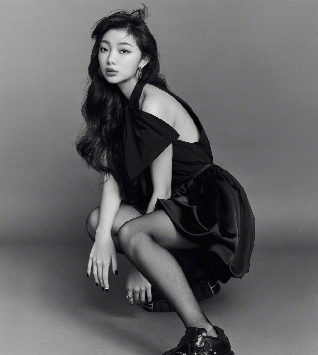 李紫婷穿搭图片,李紫婷白色吊带衫