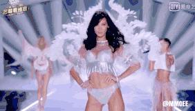 超模bellahadid现场喷制礼服,bellahadid变身复古摩登女郎