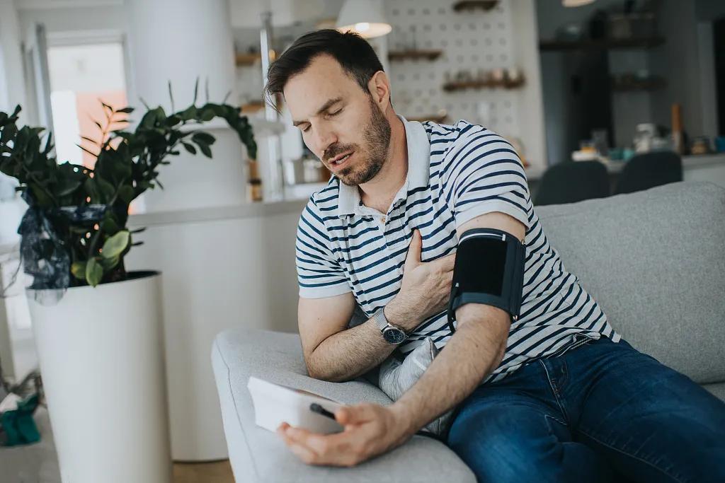 14岁的小女孩体检发现血压高,进一步化验,结果令医生大吃一惊