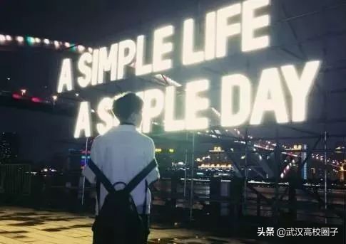 武汉光谷路人唱歌,武汉光谷街头艺人唱的歌