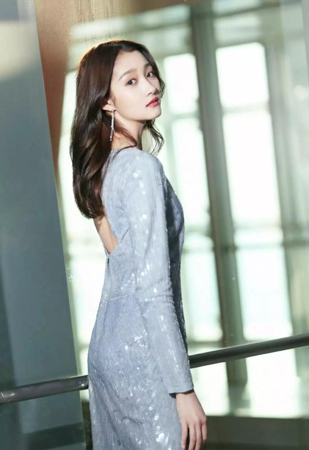 关晓彤穿粉红色羽绒服,关晓彤穿黑羽绒服